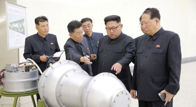 북한은 지난 2017년 9월 6차 핵실험을 앞두고 김정은 국무위원장이 '핵무기 병기화 사업'을 현지지도했다며 관련 사진을 공개했다. 뒤에 서 있는 안내판에 북한의 장거리 탄도미사일인 '화성-14형'의 '핵탄두(수소탄)'라고 적혀있다. 사진=로이터