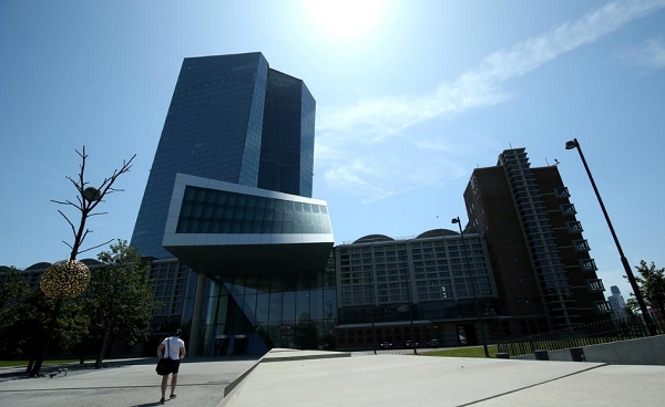 유럽중앙은행은 예금금리를 -0.4%에서 -0.5%로 0.1%포인트 인하했다.