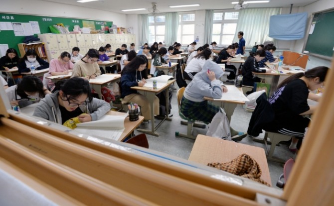 지난해 9월 5일 실시된 2019학년도 대학수학능력시험 모의평가에서 대구여고 3학년 학생들이 문제를 풀고 있다.사진=뉴시스