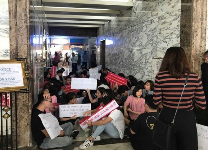참빛그룹이 투자한 베트남 하노이 참빛타워의 입주자들이 일방적인 전기 차단에 항의해 1층 복도에서 점거 농성을 벌이고 있는 모습. 사진=베트남넷 홈페이지