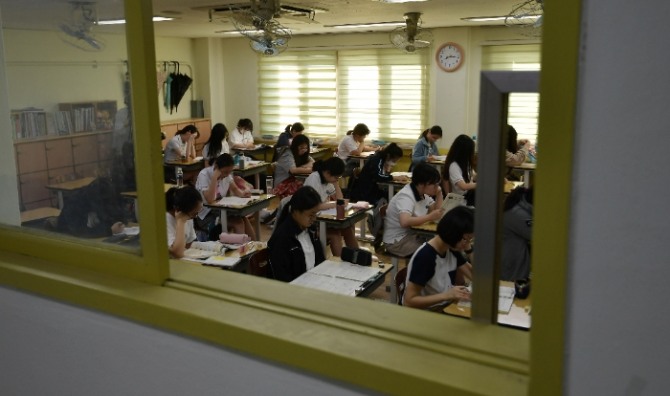 지난해 9월 서울 여의도여자고등학교 학생들이 '2019학년도 대학수학능력시험' 9월 모의평가를 치르고 있다.사진=뉴시스