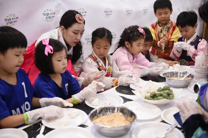 4일 서울 서초구 하나로마트 양재점에서 어린이들이 한복을 입은 직원과 함께 추석 차례상 차려보기와 전통놀이 체험을 하고 있다. 농협유통은 어린이들에게 우리 땅에서 자란 농산물의 소중함을 알리면서, 차례상에 들어가는 제수용품 및 과일·축산·수산 선물세트는 9월 12일까지 행사 카드로 결제 때 최대 42% 할인 판매한다. 사진=농협유통