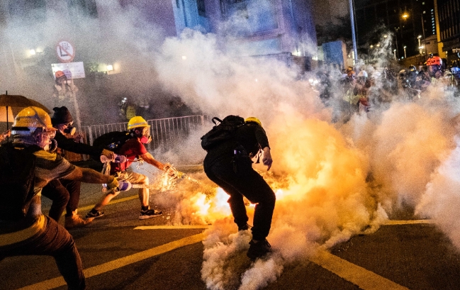 홍콩당국의 반정부시위에 대한 진압이 갈수록 강경해 지면서 외신들이 '제2의 톈안먼'사태가 될 수 있다는 우려를 전하고 있다.