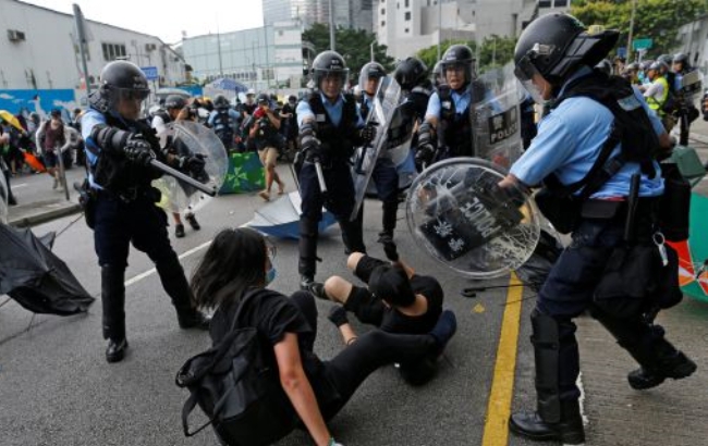 '소모전'에서 '섬멸전'으로 태도가 급변한 홍콩경찰의 시위진압 모습.