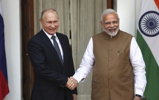 현지시간 4일 정상회담에 앞서 악수하고 있는 푸틴 러시아 대통령(오른쪽)과 모디 인도 총리.