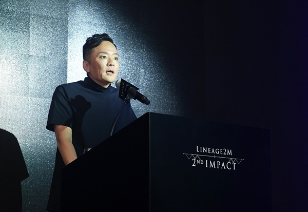 김택헌 엔씨(NC) CPO가 리니지2M 미디어 쇼케이스 '2nd IMPACT'에서 차세대 게이밍 플랫폼 '퍼플(PURPLE)'을 소개하고 있다. 사진=NC