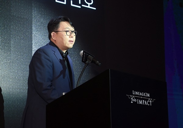 김현호 엔씨(NC)플랫폼사업센터장이 리니지2M 미디어 쇼케이스 '2nd IMPACT'에서 차세대 게이밍 플랫폼 '퍼플(PURPLE)'을 소개하고 있다. 사진=NC