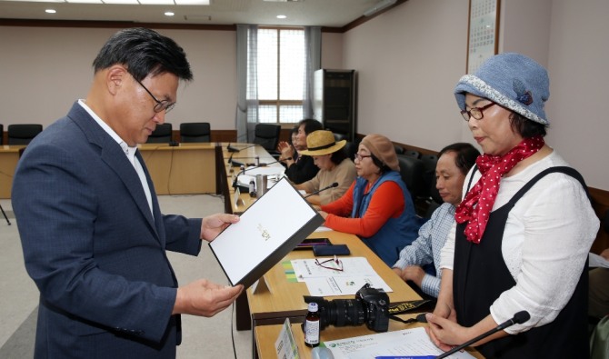 전남 함평군수 권한대행 나윤수 부군수가 함평군 SNS 홍보단원에게 위촉장을 수여하고 있다. /전남 함평군=제공