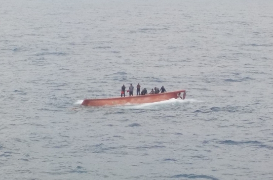 인도네시아 인근 해역서 전복된 선박위에 선원들이 표류 중이다. 사진=폴라리스쉬핑