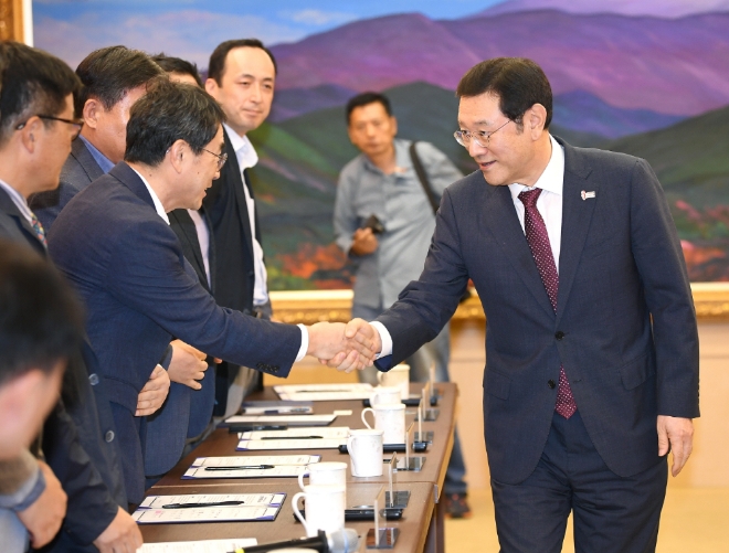 5일 광주광역시는 시청 비즈니스룸에서 광주시지속가능발전협의회, 지역기업 15곳, 사회적경제기업 협의회 4곳, 사회적경제 중간지원기관 2곳과 지속가능경영 생태계 조성과 사회적경제 활성화를 위한 ‘1사(社) 1사회적경제기업 파트너십 구축을 위한 업무협약’을 체결했다. /광주광역시=제공