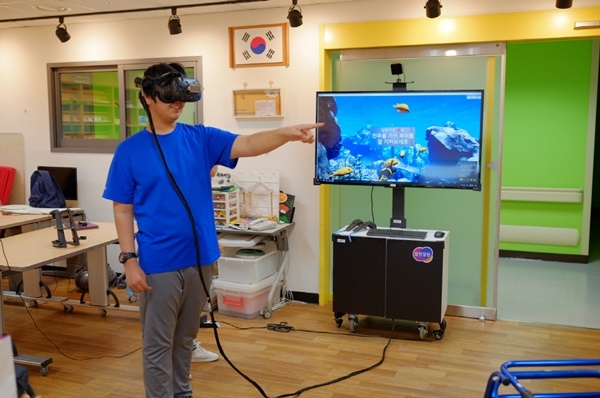 연세대 재활학교 학생이 VR인지훈련 콘텐츠를 체험하고 있다. 사진=한컴지엠디