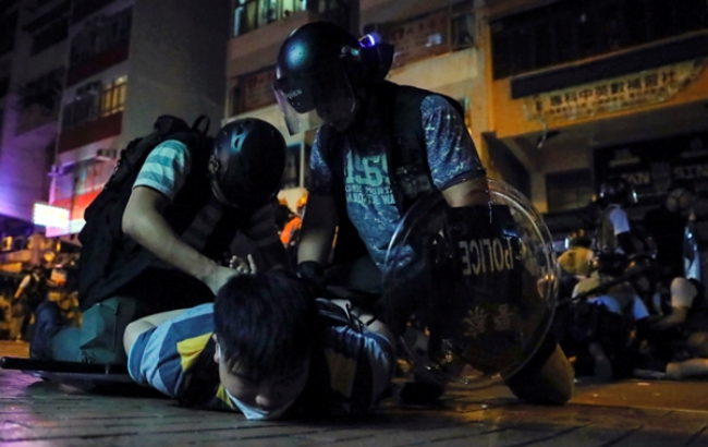 홍콩시민들이 정부의 조례 개정안은 너무 늦었다며 반정부시위를 계속 이어갈 뜻을 나타내고 있는 가운데 갈수록 강경해지고 있는 경찰의 시위진압에 대한 경계심도 드러내고 있다.