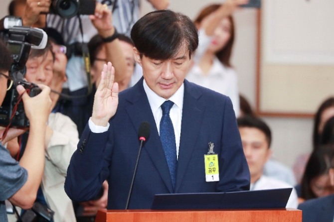 조국 법무부 장관 후보자가 6일 서울 여의도 국회에서 열리고 있는 법제사법위원회 인사청문회에서 선서를 하고 있다.사진=뉴시스