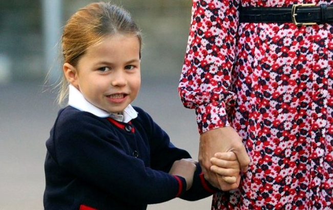 영국왕실의 '귀요미' 샬럿 공주가 엄마인 캐서린비의 손을 꼭 잡고 첫 등교하는 모습.