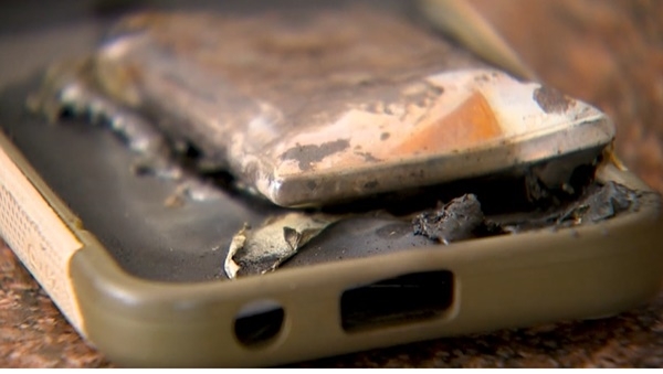 지난 5월 미국의 한 농구선수 손에서 폭발한 중가 휴대폰 단말기와 배터리. 사진=WAFA캡처