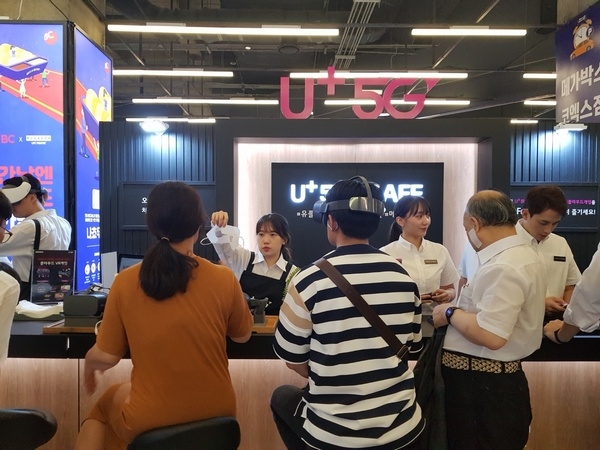 6일 서울 삼성동 코엑스에서 열린 LG유플러스 갤럭시폴드 5G 개통 행사에서 관람객들이 갤럭시폴드와 5G 서비스를 체험하고 있다. 사진=박수현기자.