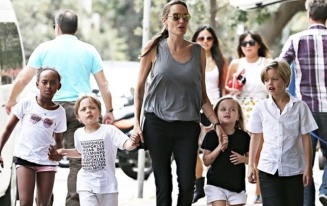 안젤리나 졸리가 아이들과 함께 로스앤젤레스 시내를 걷고 있는 모습. 