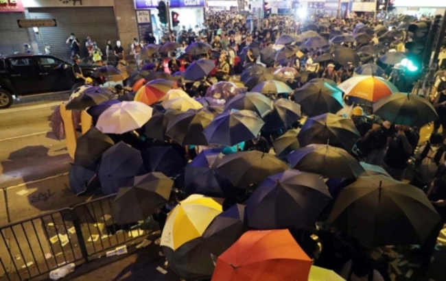 홍콩에서 6일 밤 '범죄인 인도' 조례개정안 완전 철회에도 나머지 요구안의 수용을  촉구하는  대규모시위가 곳곳에서 펼쳐져 경찰과 충돌했다.  