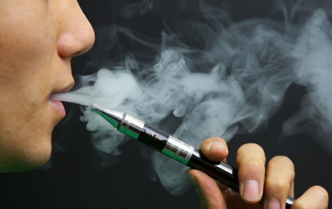 미국 질병대책센터가 폐 질환 사망의 원인으로 지목된 전자담배의 사용중단을 촉구한 데 이어 FDA가 향기를 첨가한 전자담배 판매의 전면 금지를 추진하고 있다.