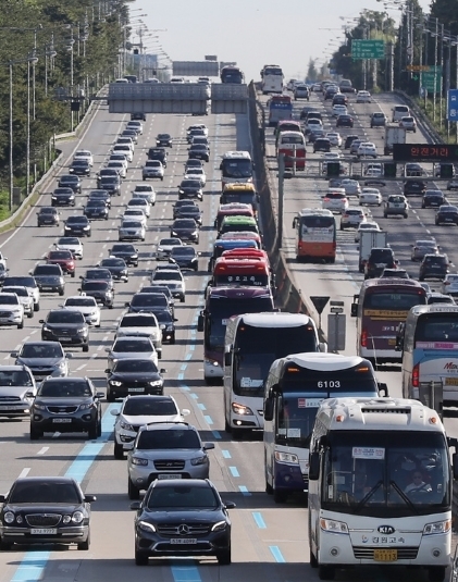 8일 오전 11시쯤 시작된 서울방향 정체는 오후 4시쯤 절정에 달한 뒤 서서히 풀리면서 오후 7시∼8시 사이에 해소될 전망이다. 사진=뉴시스