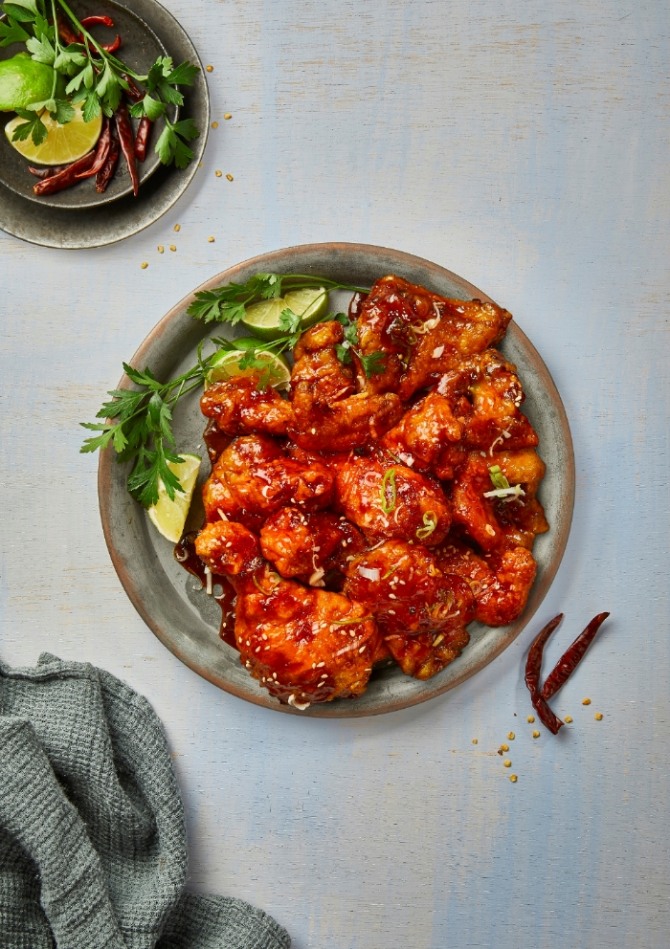치킨 프랜차이즈 'BBQ'가 올 상반기 최고의 인기메뉴였던 극한왕갈비치킨의 매운 맛 버전인 ‘극한 매운 왕갈비 치킨’을 9일 출시한다. 사진=BBQ