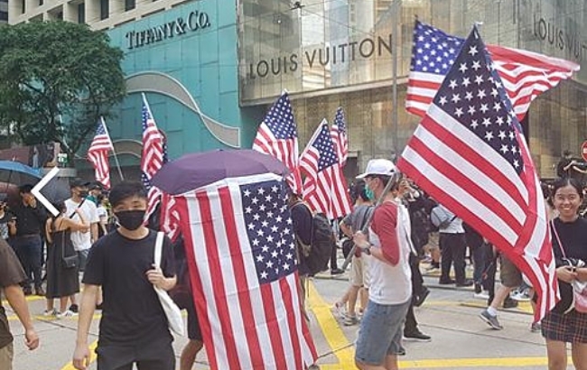 8일 시위대가 미국 성조기를 흔들며 미국정부에 민주화 지원을 호소하고 있다.