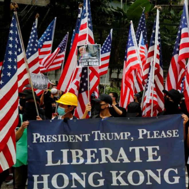 홍콩 시위대가 시위현장에 미국 성조기를 동원하는 바람에 중국의 강경 진압 가능성이 높아졌다.