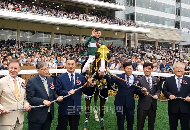 8일 경기 과천 서울경마공원에서 열린 '2019 코리아 스프린트' 대회에서 우승마 '블루치퍼'와 유현명 기수가 한국마사회 김낙순 회장(오른쪽 2번째)을 비롯한 마주, 내외빈들과 함께 우승기념사진을 찍고 있다. 사진=김철훈 기자 