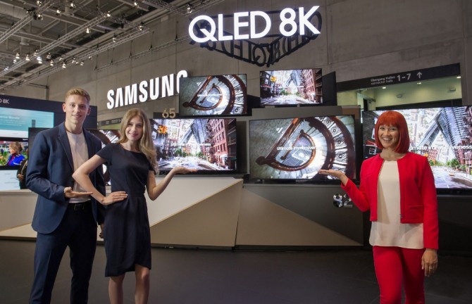 삼성전자 모델들이 '국제가전박람회(IFA) 2019' 삼성전자 전시장에서 QLED 8K TV를 소개하고 있다. 사진=뉴시스