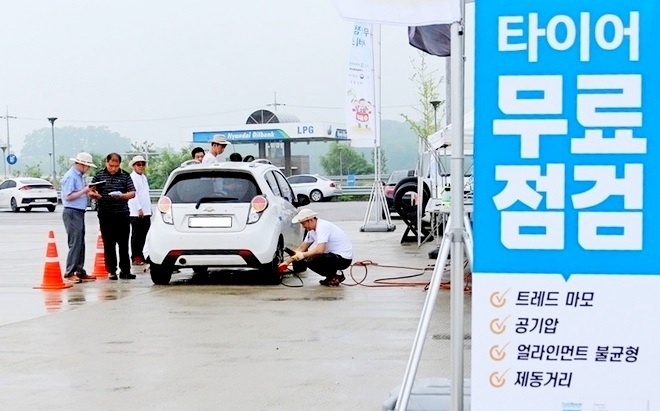 경기침체가 장기화 되면서 정비불량 타이어를 장착한 차량들이 많은 것으로 파악됐다. 타이어산업협회 등이 타이어 무상안전점검 캠페인을 펼치고 있는 장면. 사진=글로벌 이코노믹 정수남 기자