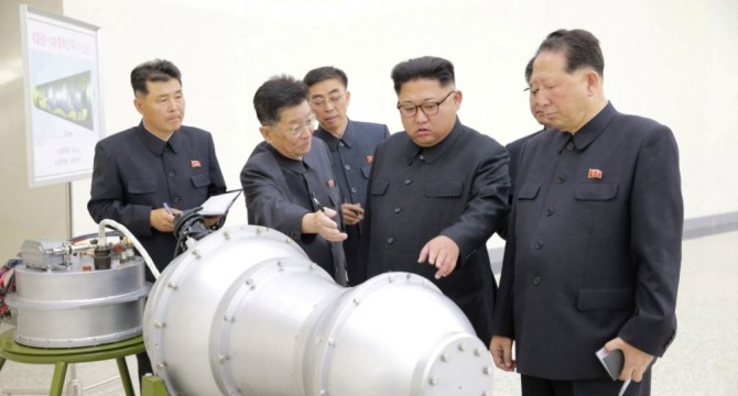 북한 김정은 국무위원장이 2017년 수소탄 개발 현장을 찾아 지도하고 있다. 사진=로이터