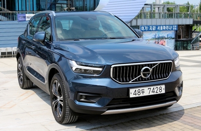 볼보 SUV XC시리즈의 막내로 불리는 XC40은 플래그쉽 XC90에 전혀 밀리지 않는다. 볼보 XC40의 전면은 슬롯 그릴이 꺾이고 크롬 재질을 살리면서 고급스럽다. 사진=글로벌이코노믹 정수남 기자 