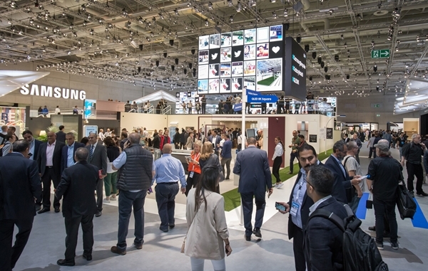 관람객들이 현지시간 6일 독일 베를린에서 열리는 가전전시회 'IFA 2019' 내 삼성전자 전시장을 살펴보고있다. 사진=삼성전자.