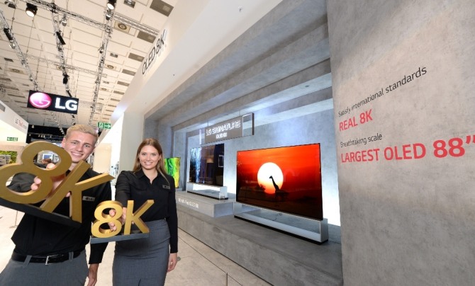 LG전자 모델들이 '국제가전박람회(IFA) 2019'에서 LG전자의 8K TV를 소개하고 있다. 사진=뉴시스