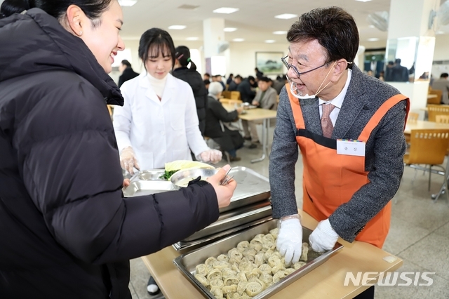 [속보] 문재인 지지 1위 탈환, 문재인탄핵 누르고 선두 우뚝 … 역시 문빠들 실검 조작의 천재들   사진은 조국 임명과정에서 정경심여사의 가짜 표창장을 폭로한 최성해 총장  