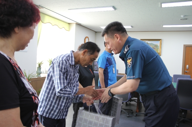 사진=인천미추홀경찰서 김민호서장이 추석명절을 맞아 청사내 시설 및 환경개선 근로자들을 격려하고 있다. 