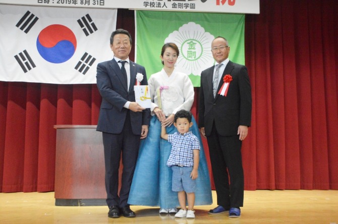 최윤 OK금융그룹 회장(왼쪽)이 지난달말 금강학교 이사장으로 취임하고 학교 관계자와 기념사진을 촬영하고 있다.  사진=OK저축은행   