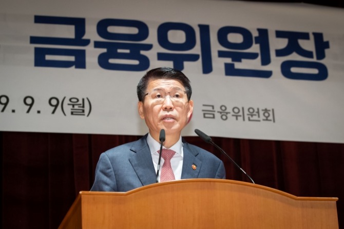 은성수 신임 금융위원장은 10일 오후 서울 서대문구 영천동에 위치한 영천시장을 방문했다. 사진=금융위원회