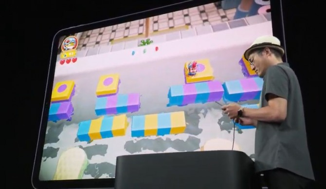 애플 신제품 발표회장에서 코나미 관계자가 애플 아케이드 구독서비스에 제공하는 게임을 선보이고 있다. 사진=애플 갈무리
