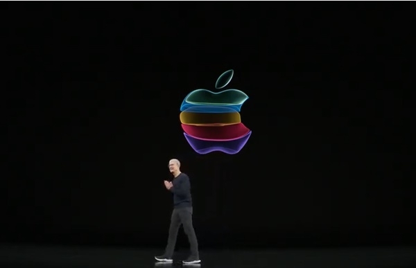 팀 쿡 애플 CEO가 개막연설을 하고 있다. 사진=애플