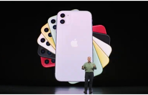 필 실러 애플 부사장이 아이폰11에 대해 설명하고 있다. 보급형임에도 가장 강력한 A13칩이 들어간다. 사진=애플