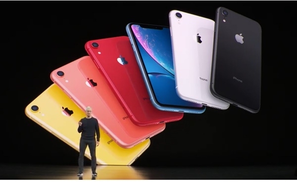 팀 쿡이 10일9현지시각) 쿠퍼티노 애플 본사 스티브잡스극장에서 열린  2019 애플 신제품 발표회장에서 아이폰을 세계에서 가장인기있는 제품이라고 소개하고 있다. 사진=애플 갈무리