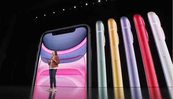 애플이 10일(현지시각) 2019년 신제품 발표회에서 6가지 컬러의 보급형 아이폰11을 소개하고 있다. 사진=애플 