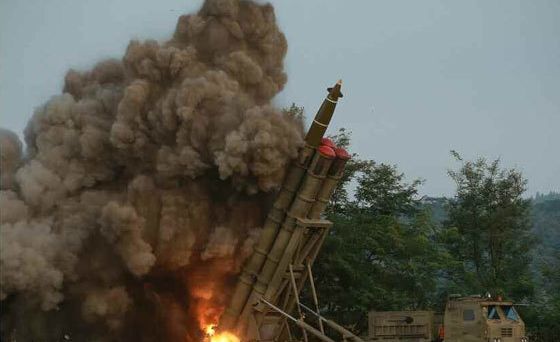 북한이 10일 쏘았다는 초대형 방사포 발사장면.사진=노동신문/뉴시스