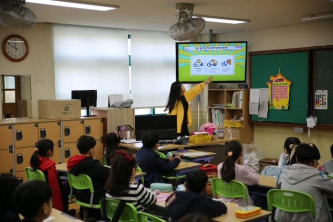 건양대 초등특수교육과 학생이 논산 내동초등학교에서 4학년을 대상으로 장애 관련 교육을 하고 있다.사진=뉴시스