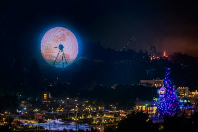 추석연휴 테마파크와 궁궐에 가면 특별한 보름달을 만날 수 있다. 사진은 에버랜드 우주관람차의 초대형 보름달 모습. 사진=에버랜드