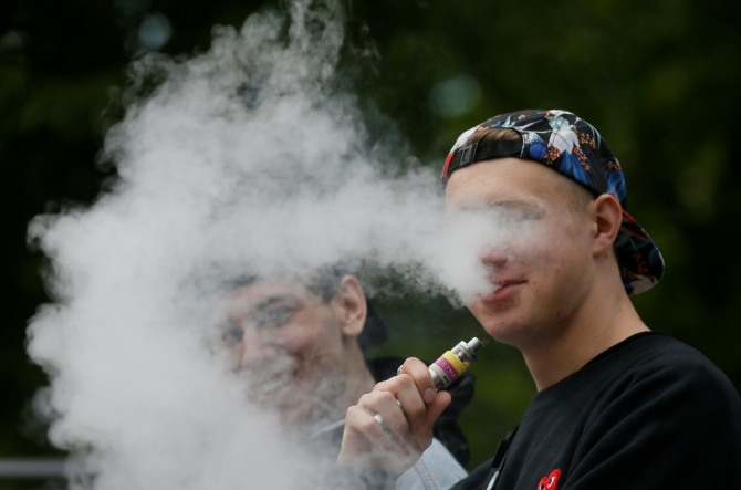 미국 의학협회는 폐질환과 사망을 낳은 것으로 의심되는 전자담배 사용의 중단을 호소했다. 사진=로이터/뉴스1