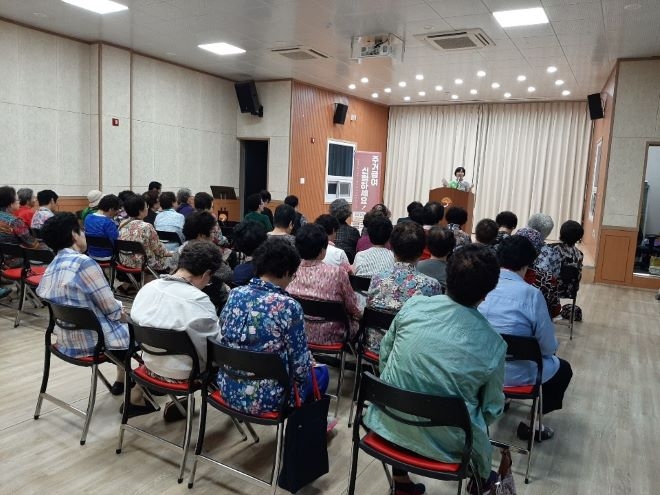 한국토지주택공사(LH) 주거급여 전담직원이 전남 순천시 소재 주민센터를 방문해 주거급여제도를 설명하고 있다. 사진=LH