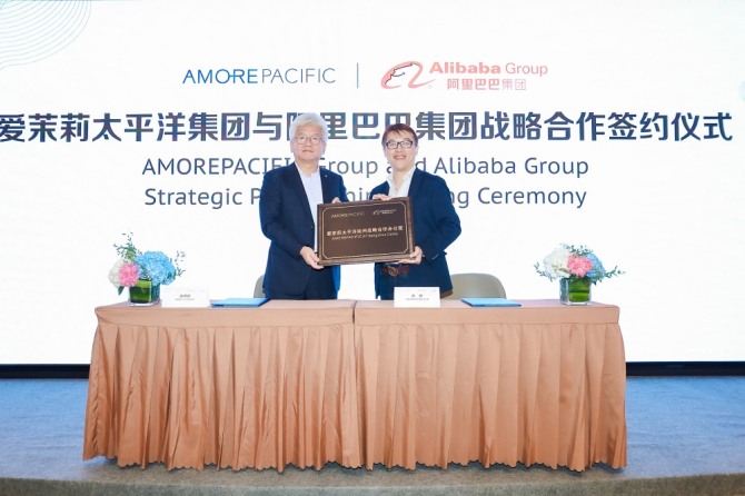 9월 11일 중국 항저우에서 아모레퍼시픽그룹과 중국 알리바바그룹이 업무협약(MOU)을 체결했다. 자료=알리바바
