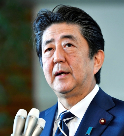 아베 신조 일본 총리가 11일 극우성향의 장관들로 개각을 단행한 가운데 임기만료를 2년 남기고 있는 그의 4연임론을 위한 움직임이 일본 여당에서 다시 일어나고 있다. 사진=뉴시스
